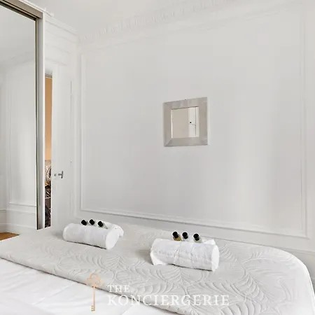 Apartment Haussmannian 3bdr With Balcony Paris